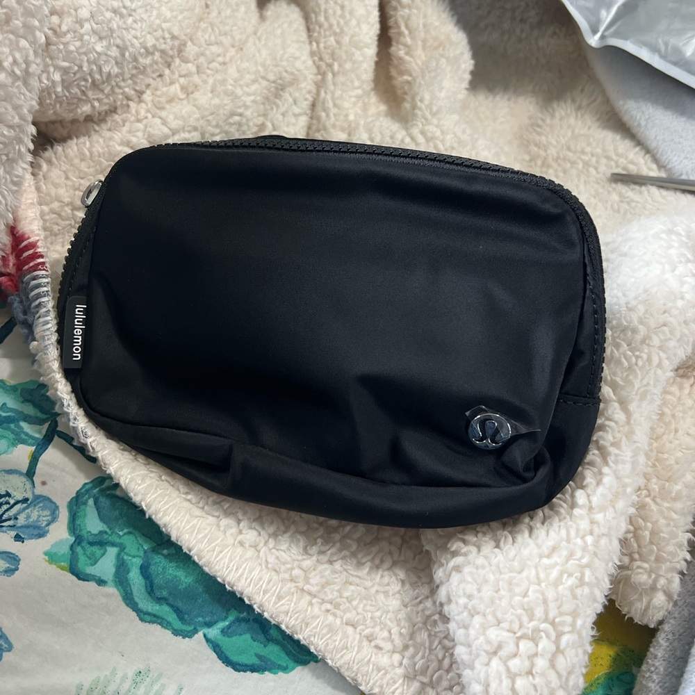 Lululemon everywhere belt bag black NWT